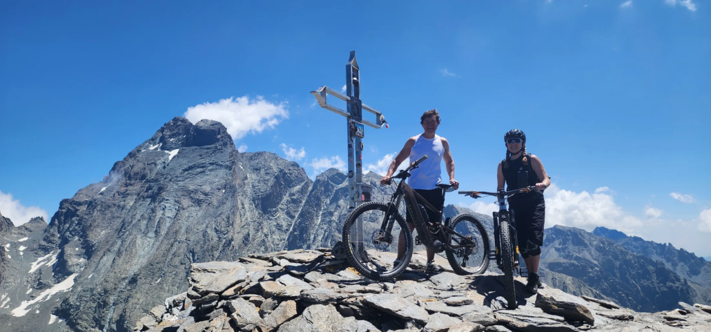 Cicloescursionisti con le mountain bike sulla Cima Tre Chiosis