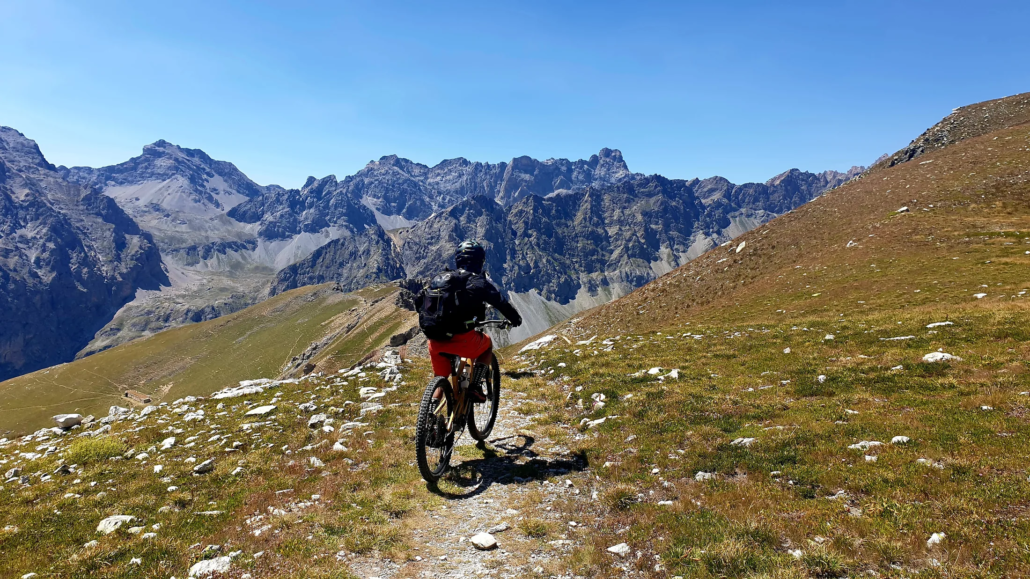 Cicloescursionista in mountain bike al Colle del Ruy