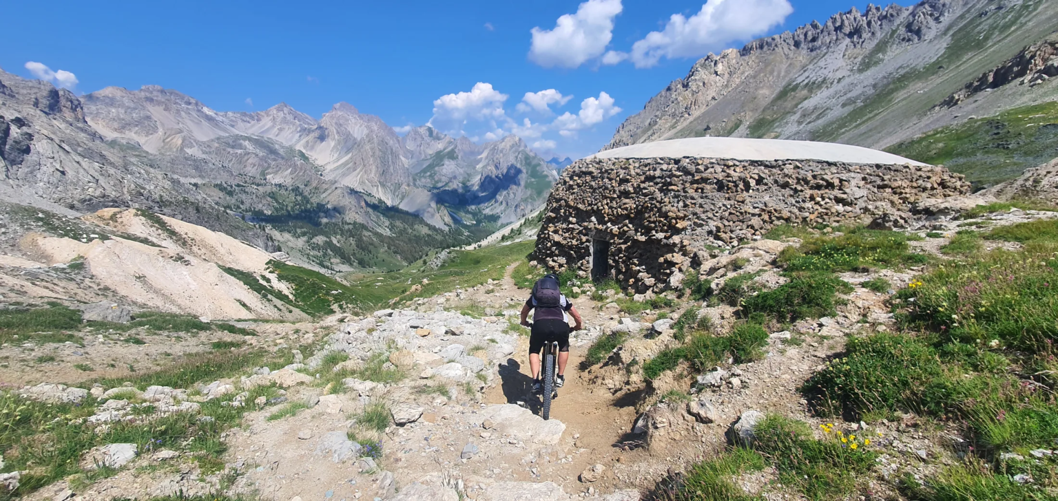 Cicloescursionisti in discesa dal Colle della Gardetta verso Viviere