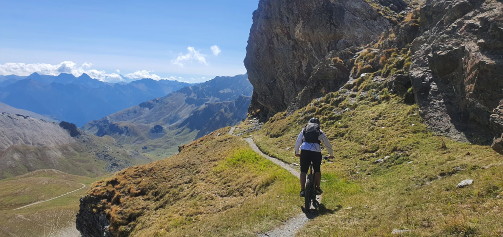 Cicloescursionista sul sentiero verso Cima Bellino