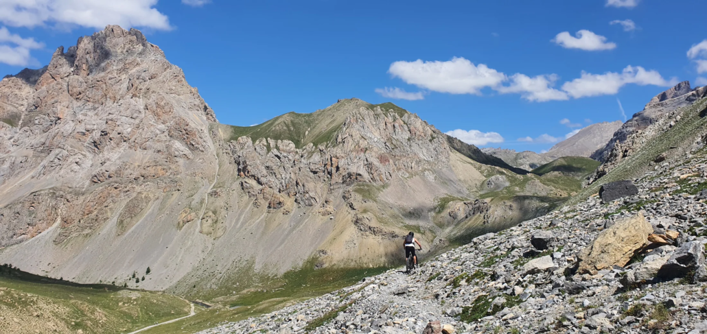 Cicloescursionista verso il Col du Vallonet a Larche
